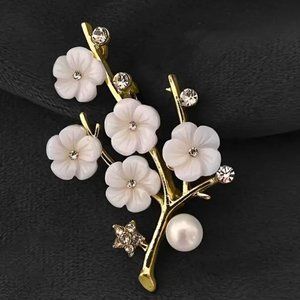 NEW Elegant Flower Brooch Faux Pearl Rhinestones Gold tone Metal Classy Stylish